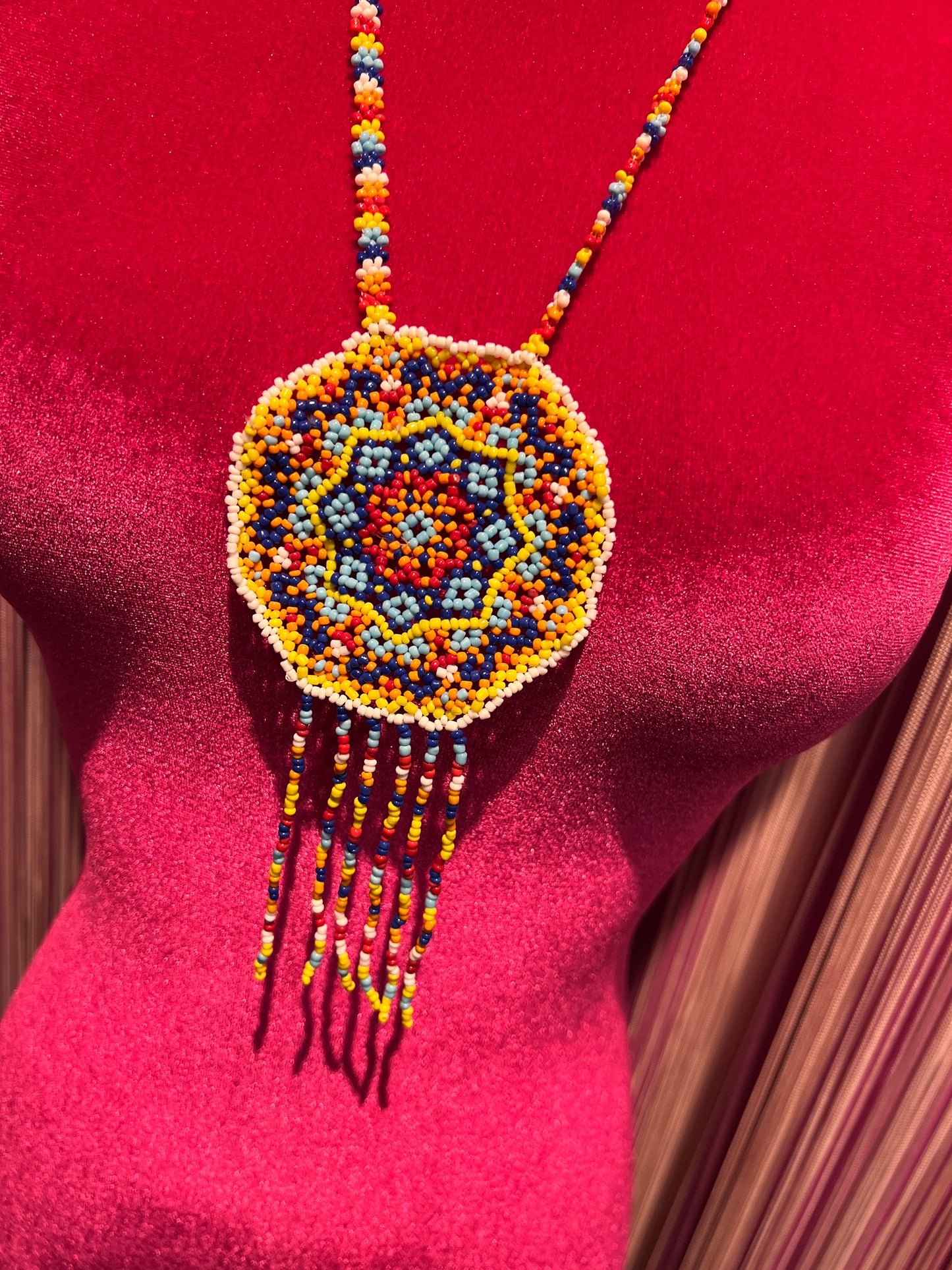 Collana lunga perline multicolor bianco giallo arancio blu con centrale perline