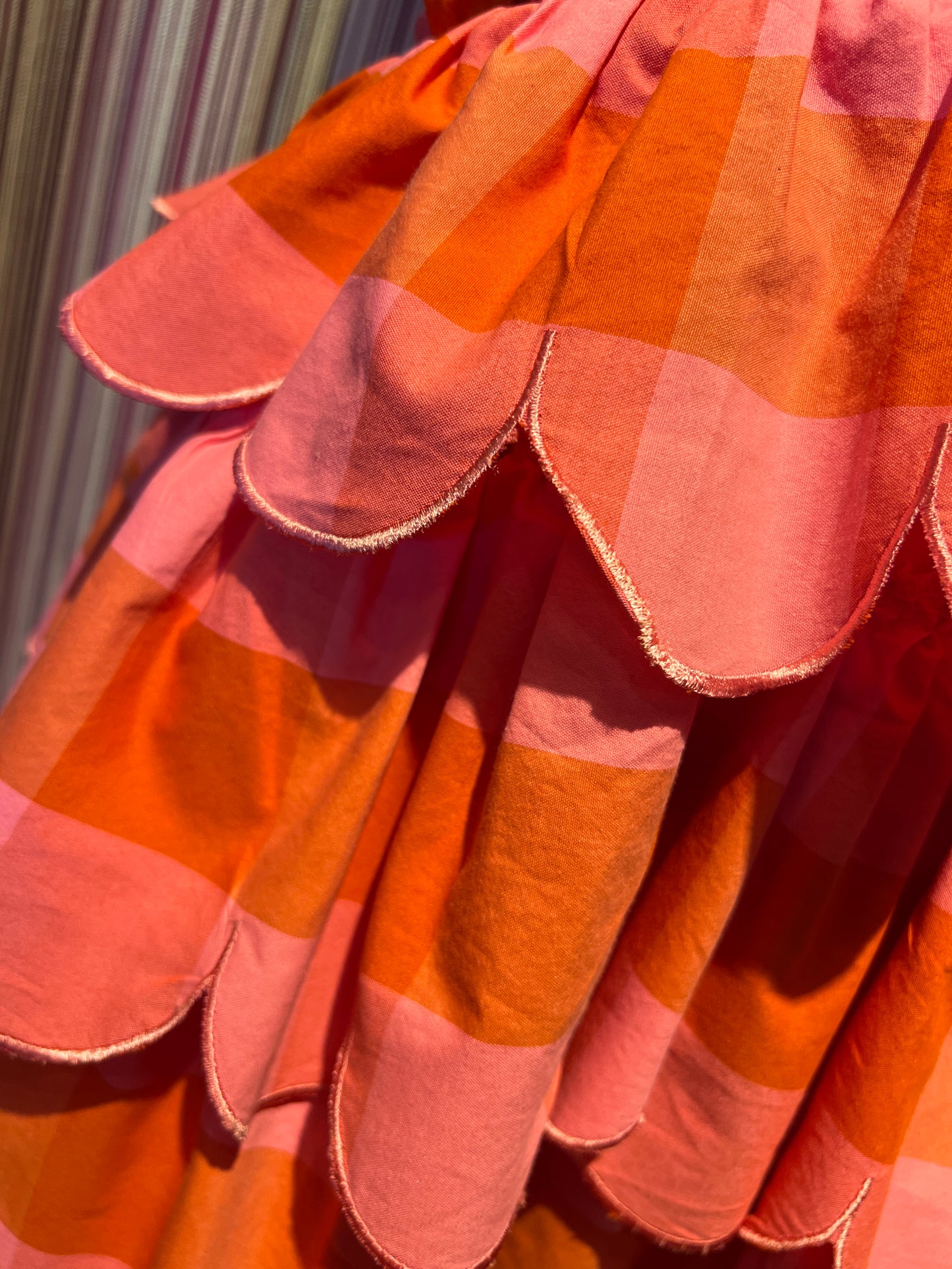 Sundress abito lungo a balze scollato arancio e rosa
