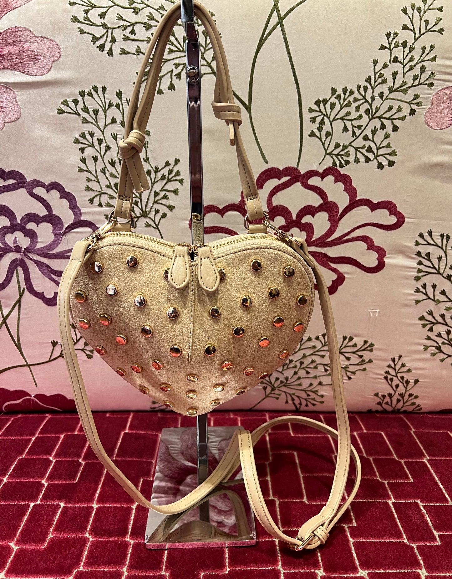 Borsa a forma di cuore con borchie scamosciata con tracolla crema