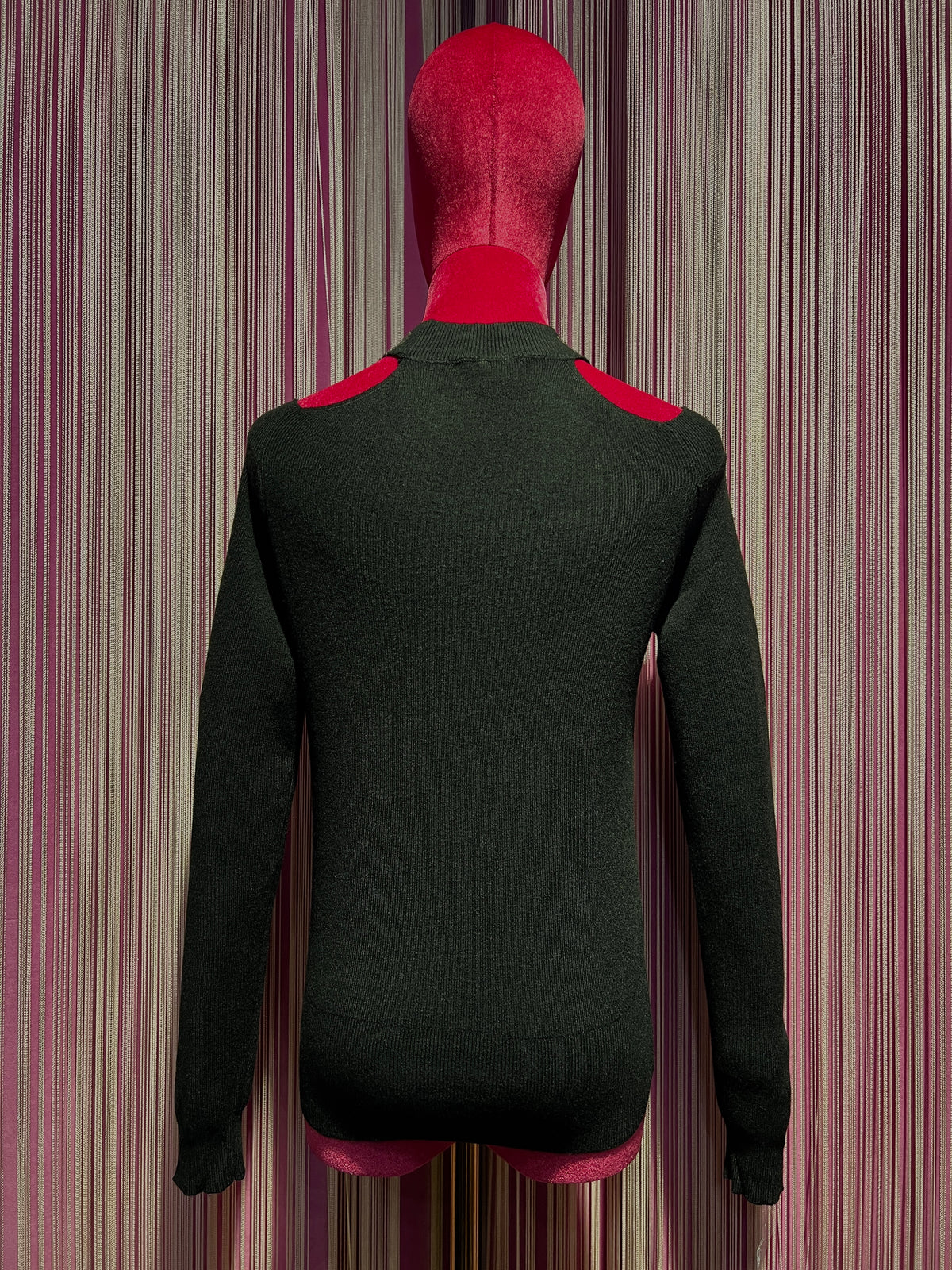 The room maglia nera incrocio collo , oblò spalle e decorazioni micro cristalli