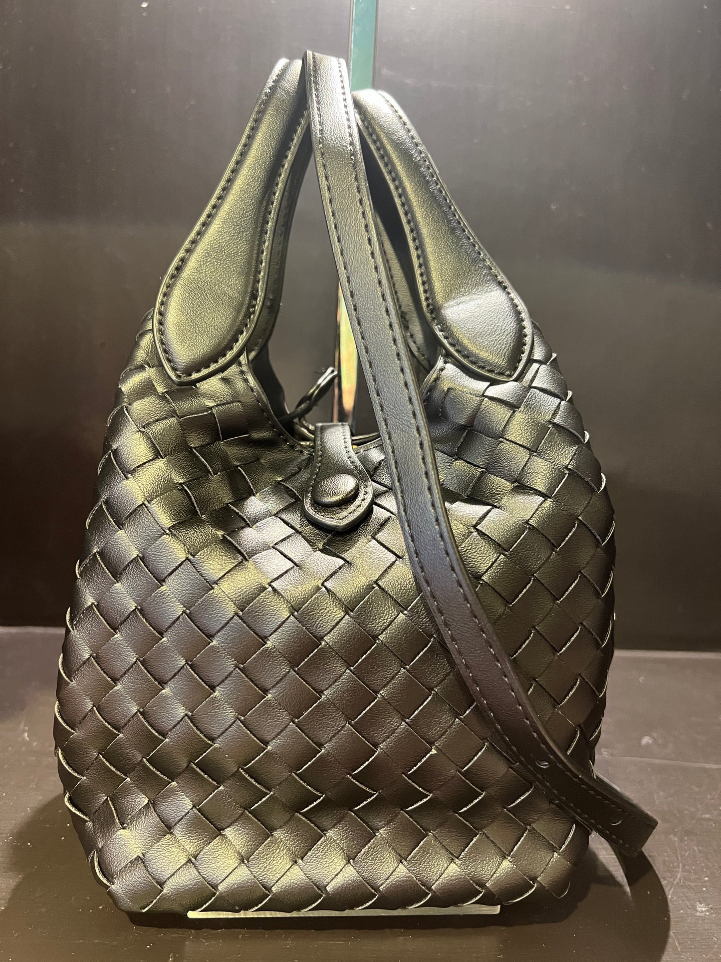 Borsa ecopelle nera con lavorazione ad intreccio e tracolla