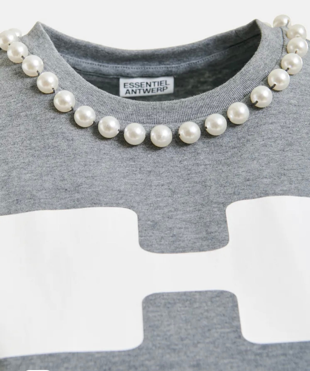 Essentiel antwerp t shirt grigia con stampa “ Huh?” decorazione perle Isos