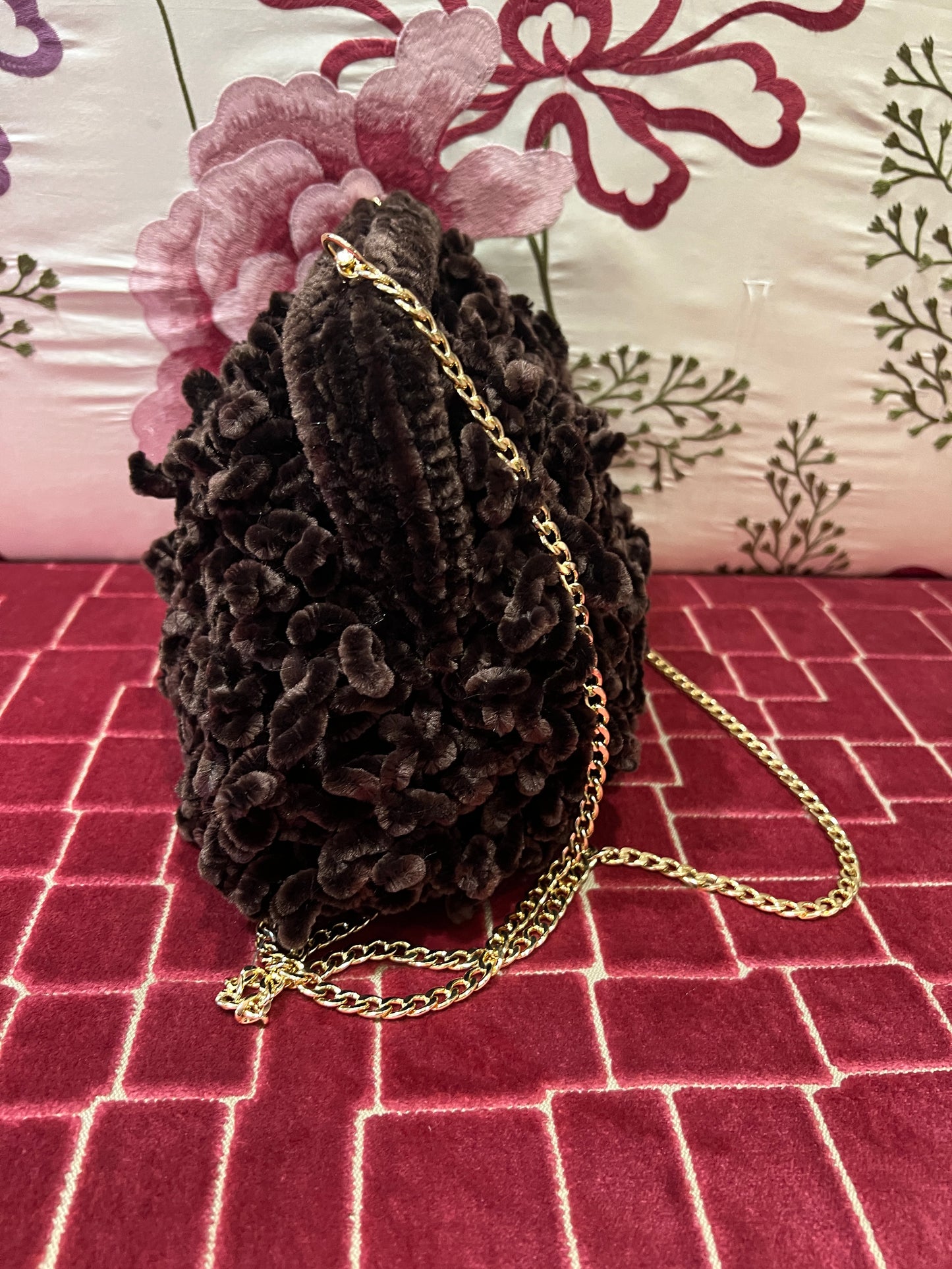 Clutch con tracollina dorata in ciniglia marrone