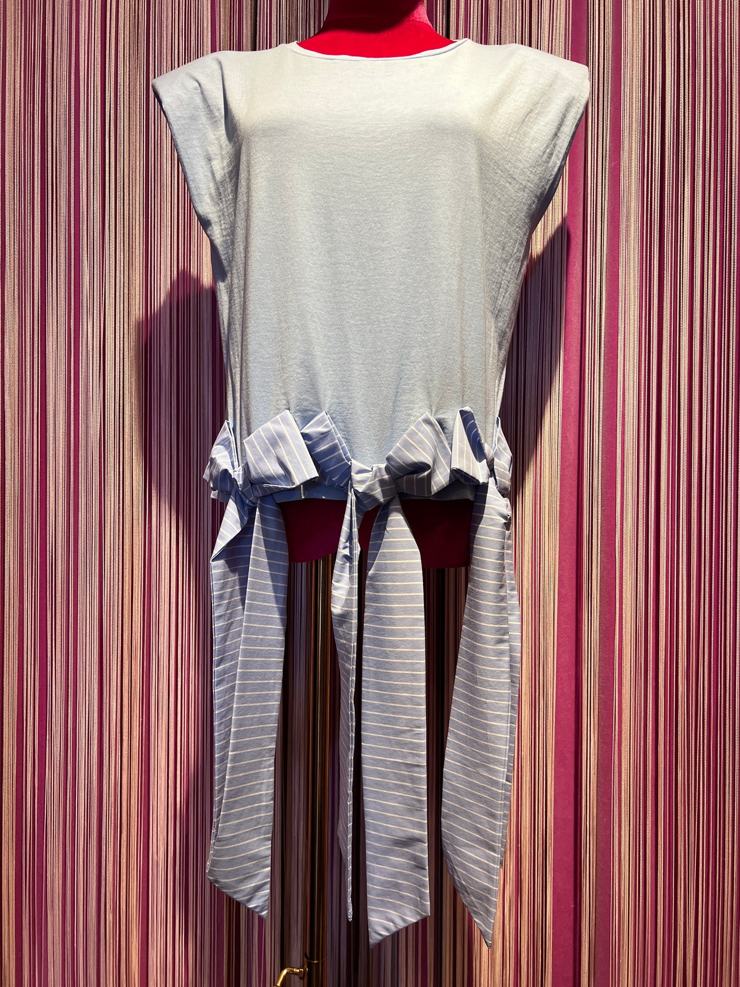 Gina Gorgeous t shirt di cotone celeste con fiocchi a righe celesti e bianche Tiziana