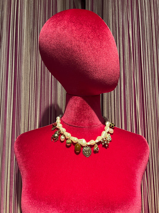 Collana perle girocollo con charms