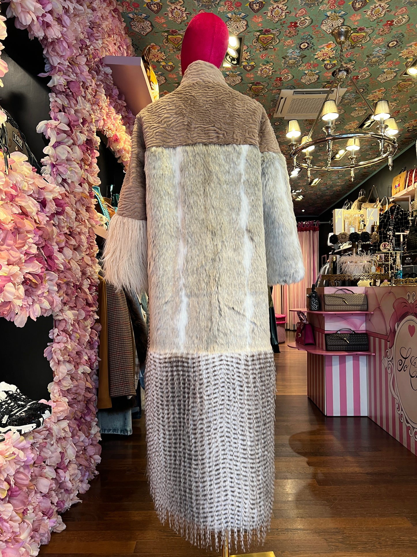 Uncommon cappotto lungo ecopelliccia astrakan beige e panna