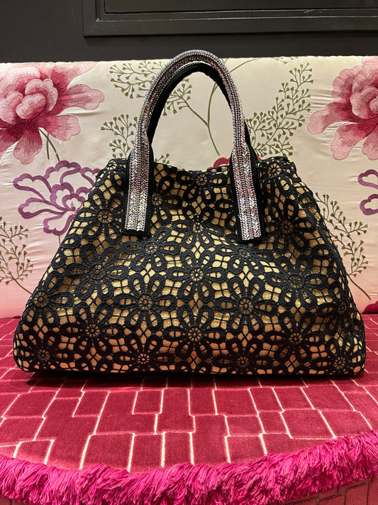 Love & roses borsa due manici in rafia e pizzo nero , cristalli e pochette nera rimovibile