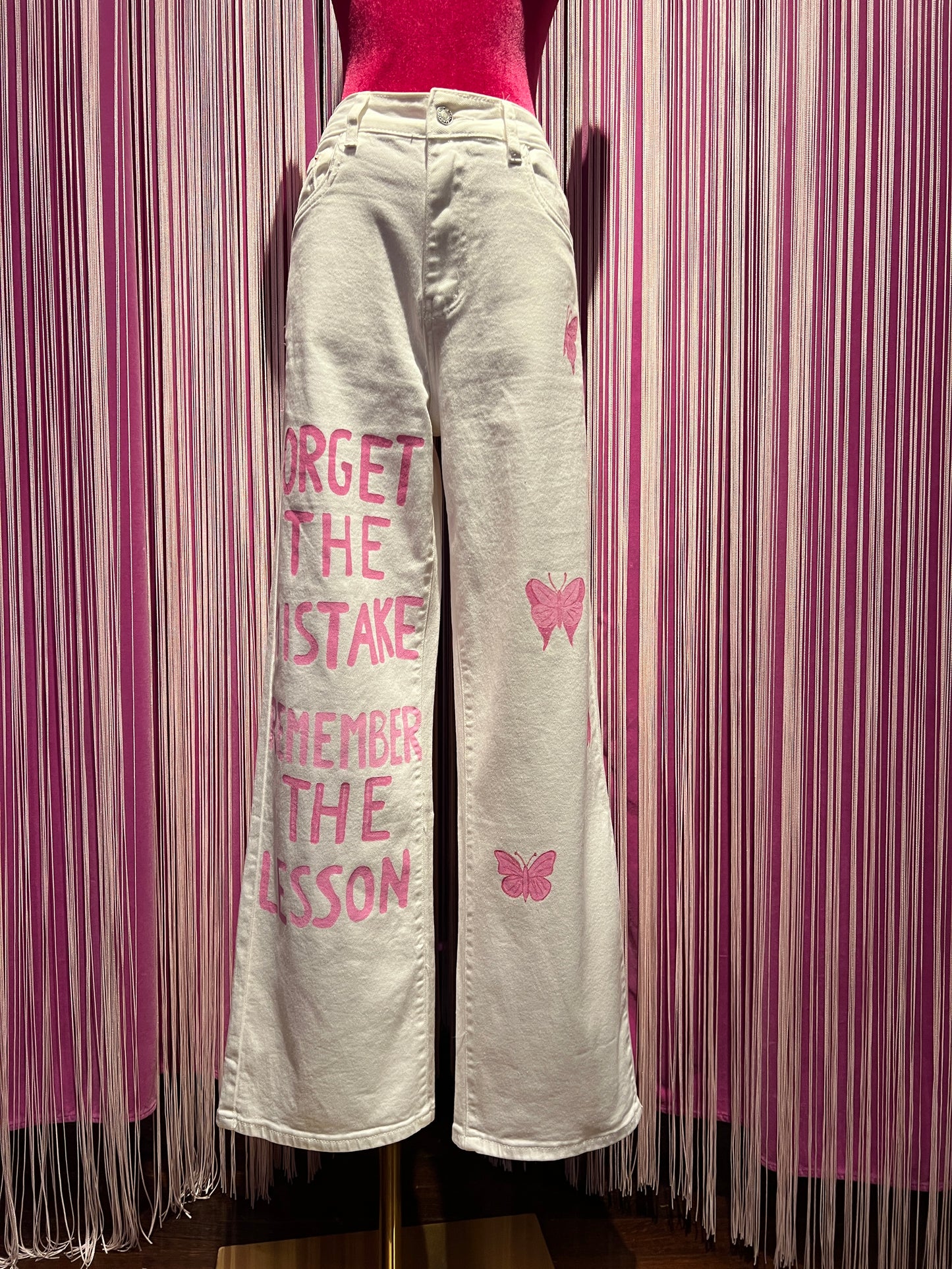 The room -50% di sconto jeans bianco in tessuto elasticizzato dipinto a mano con scritte e farfalle con elementi glitter