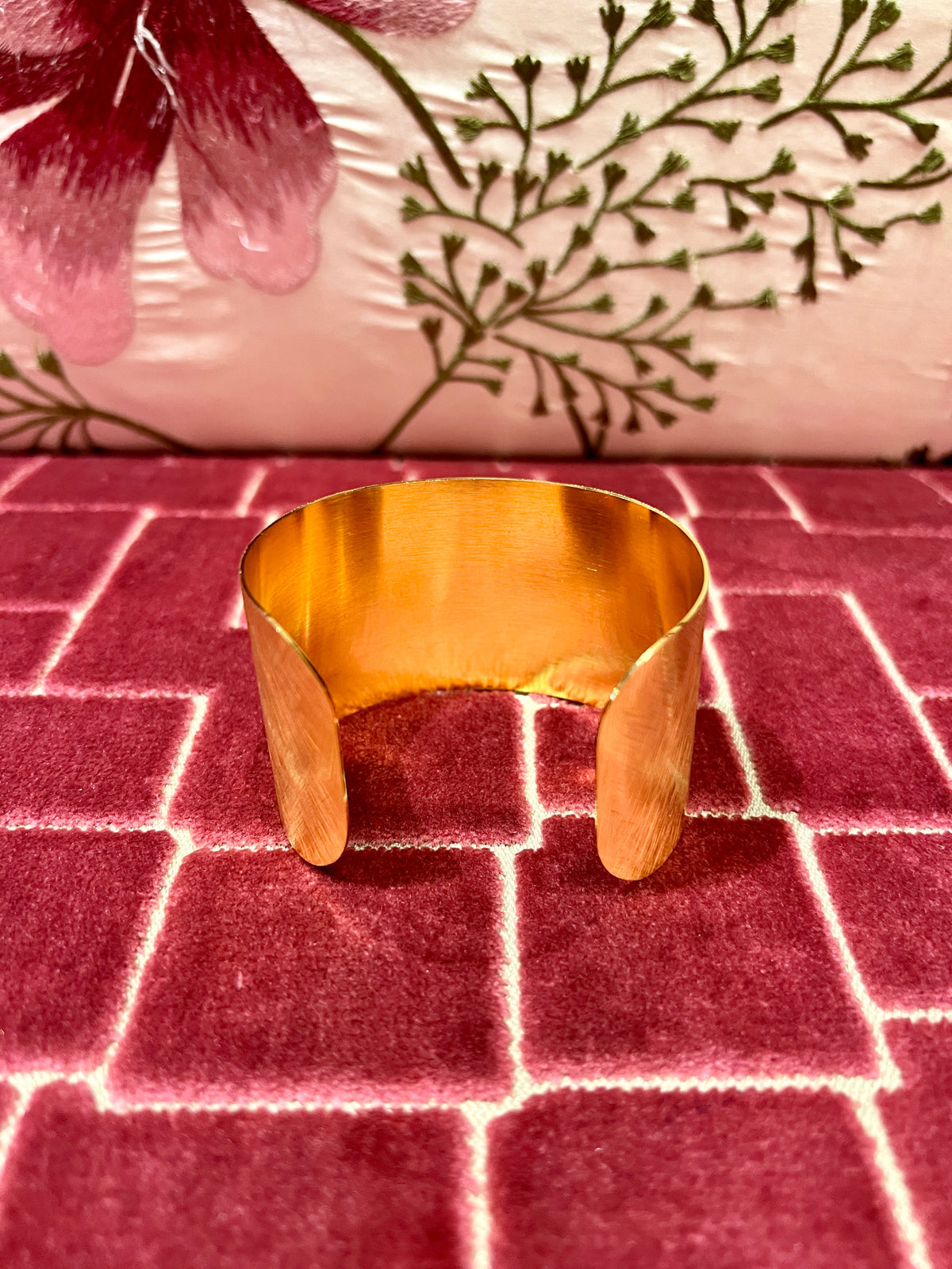 Bracciale manchette rigido in metallo dorato con finitura spazzolata croce centrale zirconi bianchi