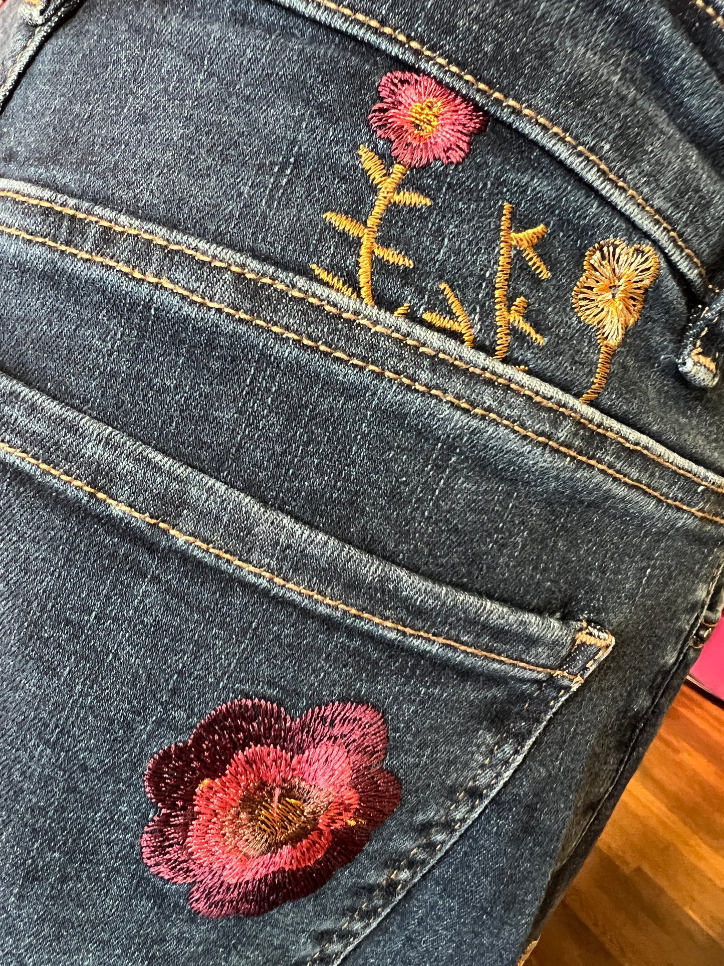 Mon amour Paris jeans a zampa in denim molto elasticizzato con ricami floreali