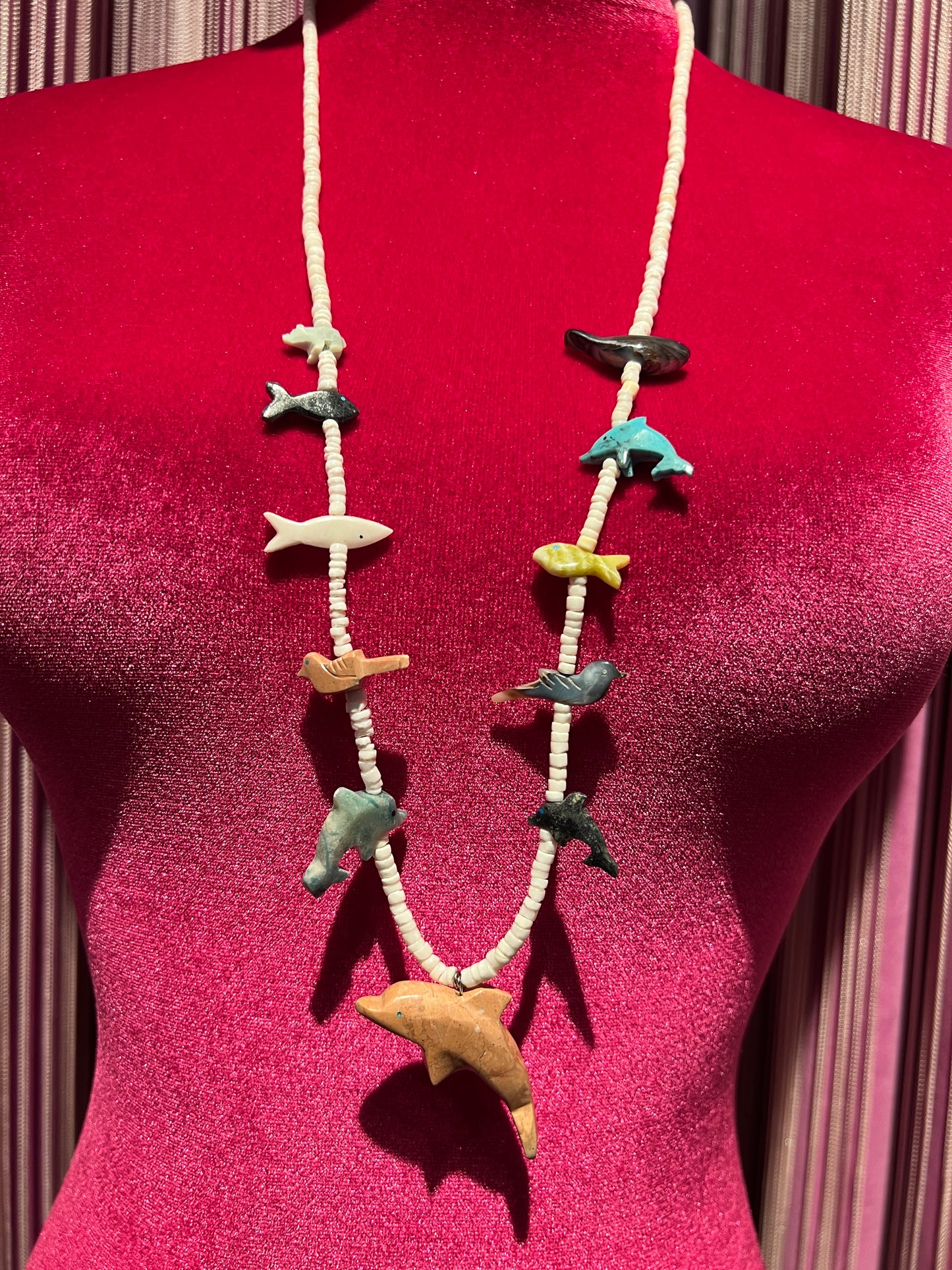 Collana pendente delfino in pietra dura e perline bianche