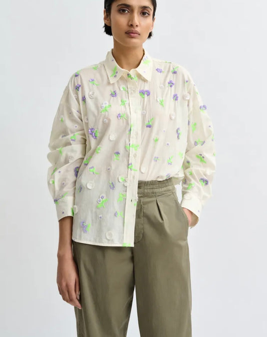 Essentiel antwerp camicia avorio con decorazione floreale in paillettes strass e perline viola e verdi