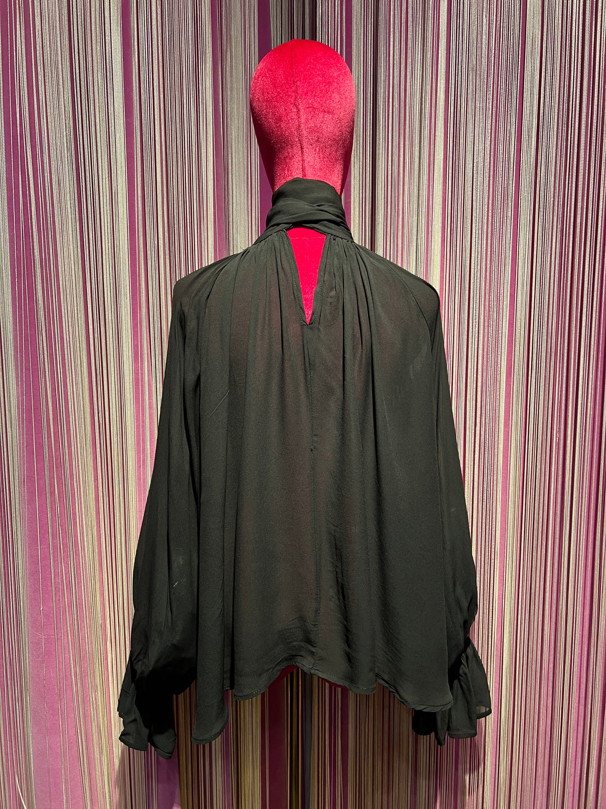 The room blusa nera con fiocco al collo