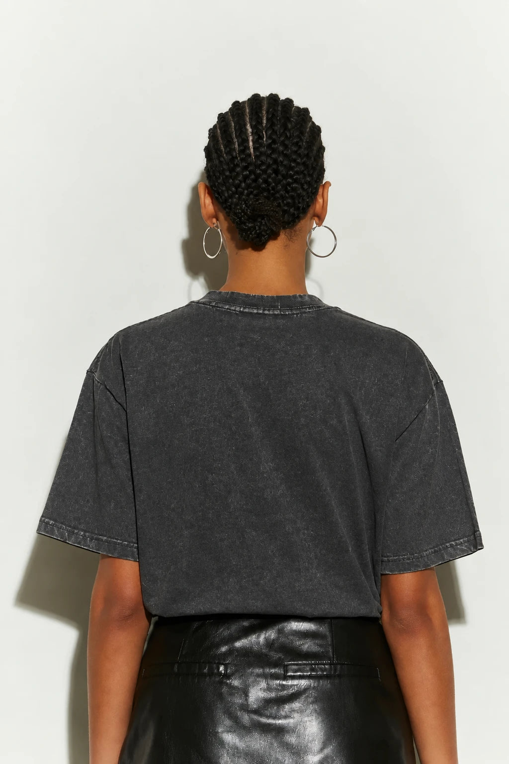 Isabelle Blanche Paris t shirt manica corta grigio antracite delave’ con scritta “ Less drama more style” scritta colore nera