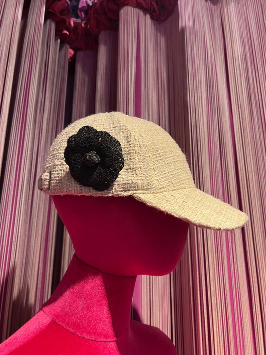 Cappello con visiera panna tessuto tweed e lurex camelia nera regolabile