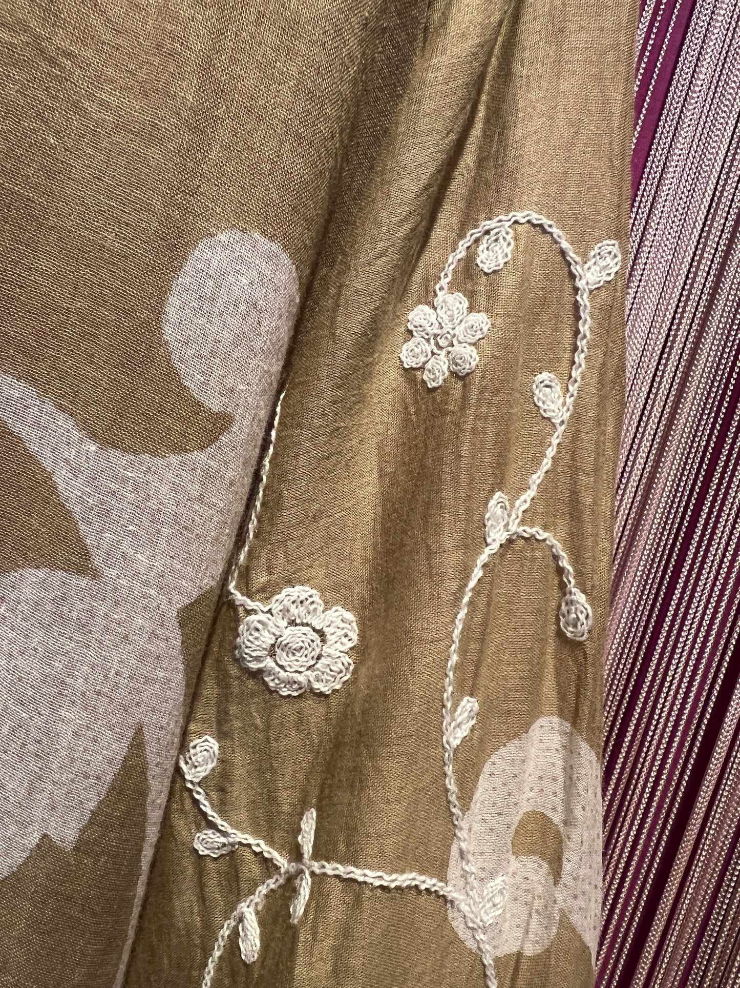 Mama Kenya abito lungo a balze di cotone beige e bianco