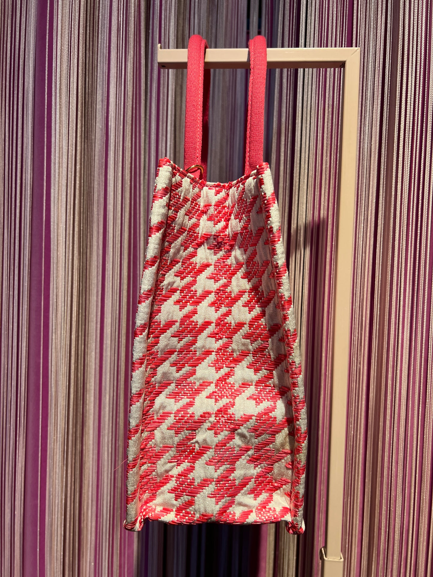 Borsa in tessuto -50%con tracolla pied de poule bianco e fucsia , charms , spilla e patch