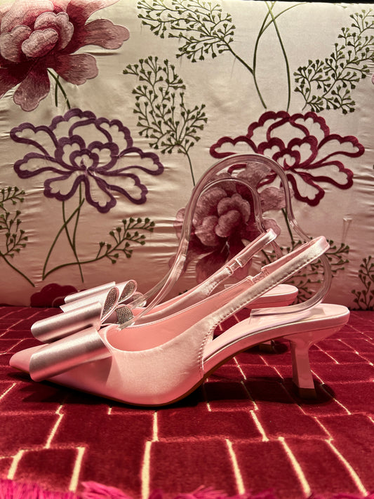 Scarpa fiocco rosa cipria raso ed ecopelle con fiocchi decorazioni interne cristalli