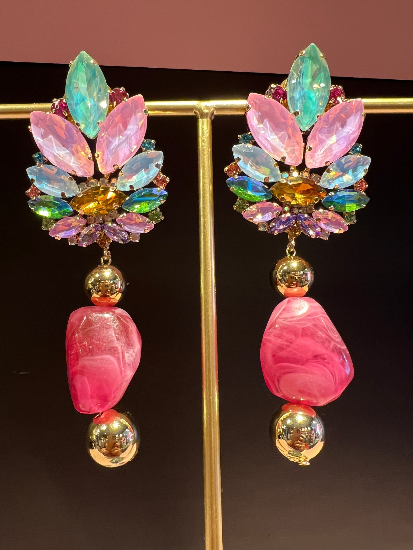 Orecchini Clips , cristalli , pietra dura fucsia, rifinitura oro