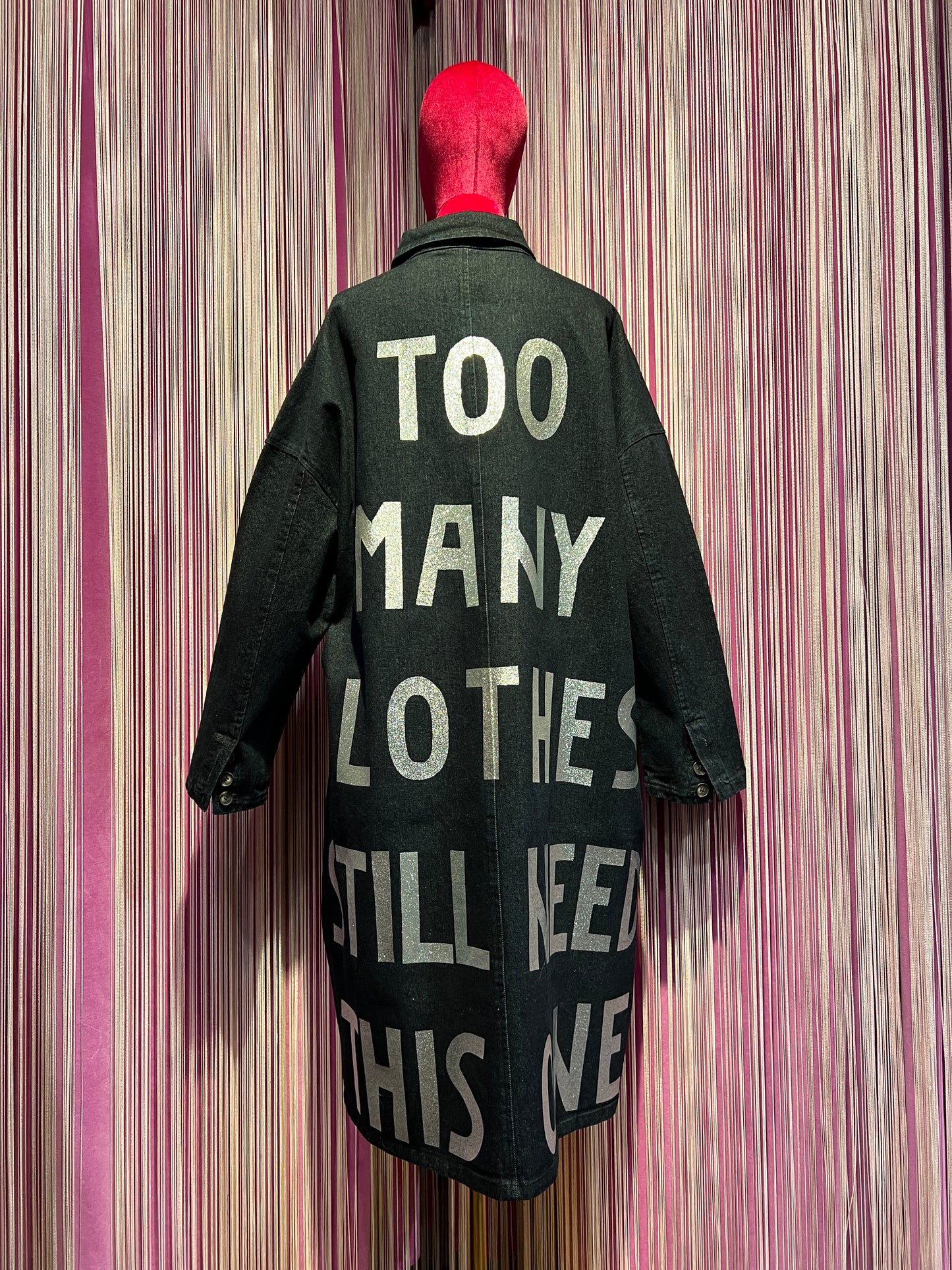 The room soprabito denim scuro vestibilita ‘ oversize con scritta glitter argento “ too many clothes still need this one “