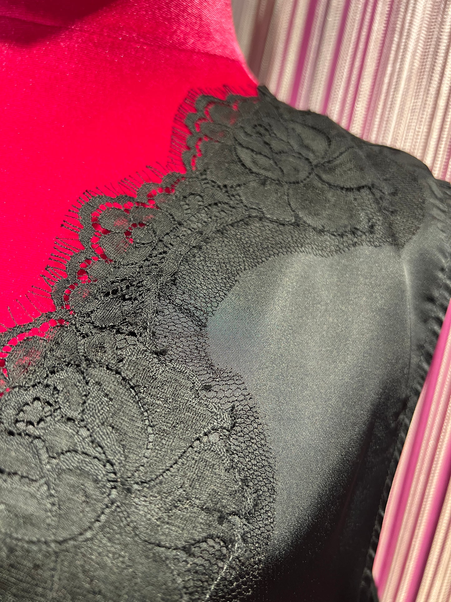Pink memories top spalla larga con pizzo nero