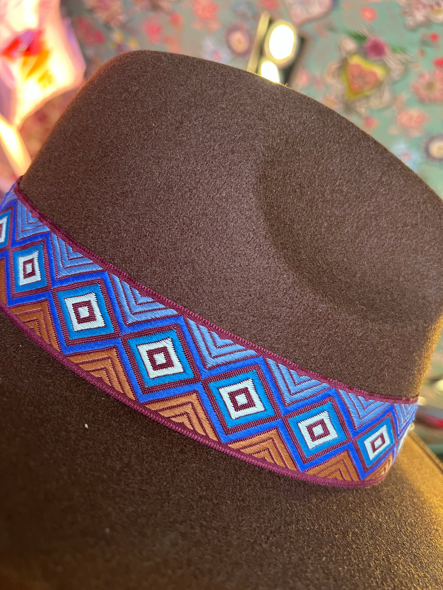 Love & roses cappello cioccolato con motivo jacquard geometrico