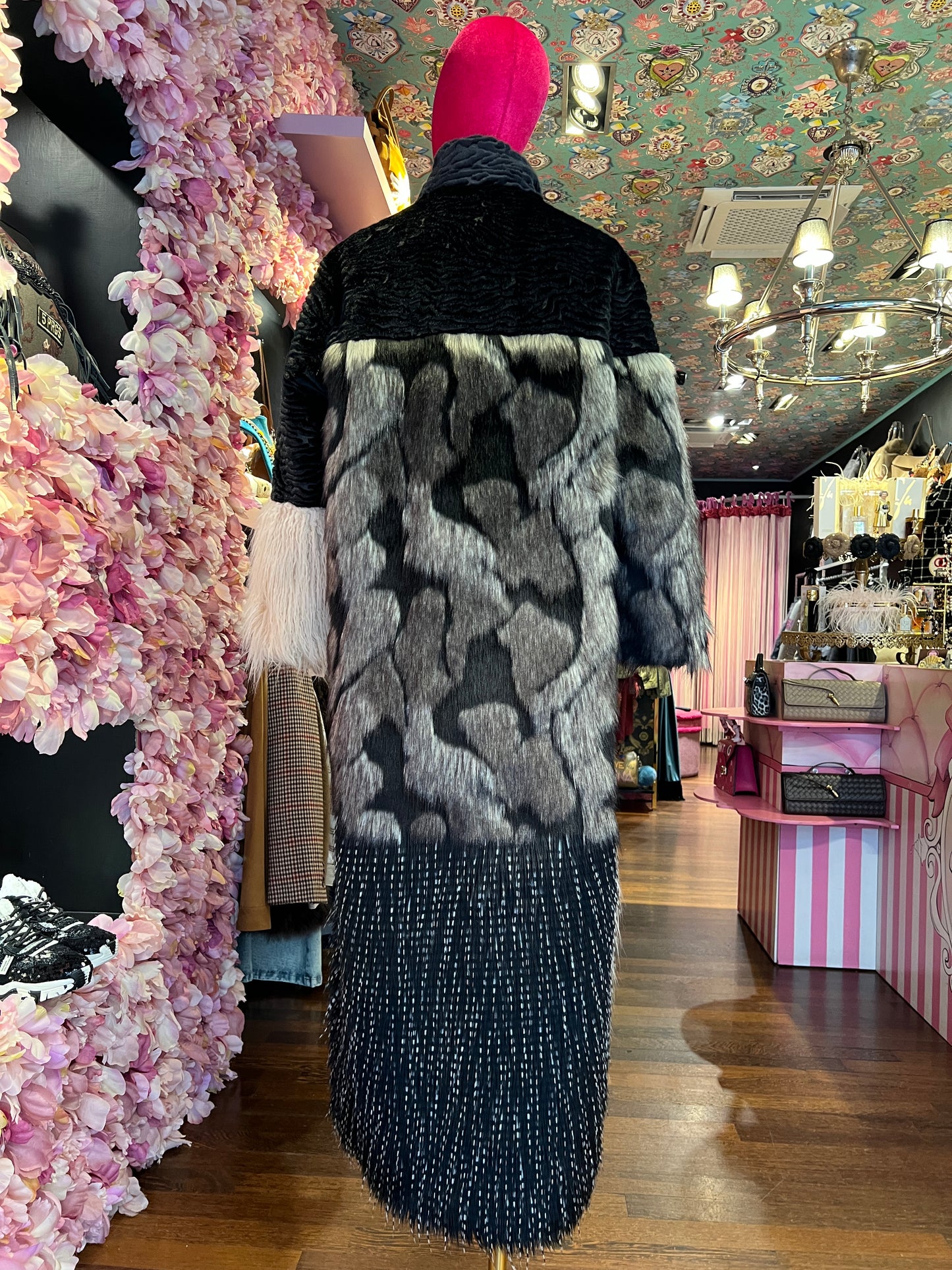 Uncommon cappotto lungo ecopelliccia astrakan nero panna