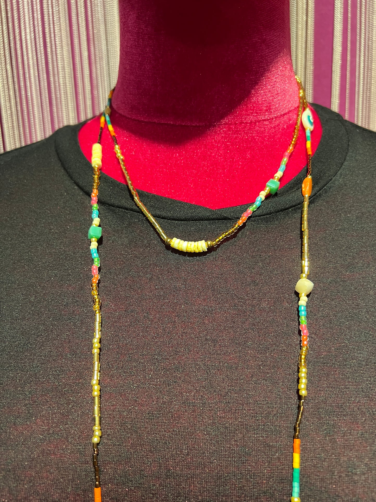 Collana lunga perline beige e multicolor con smile e occhio