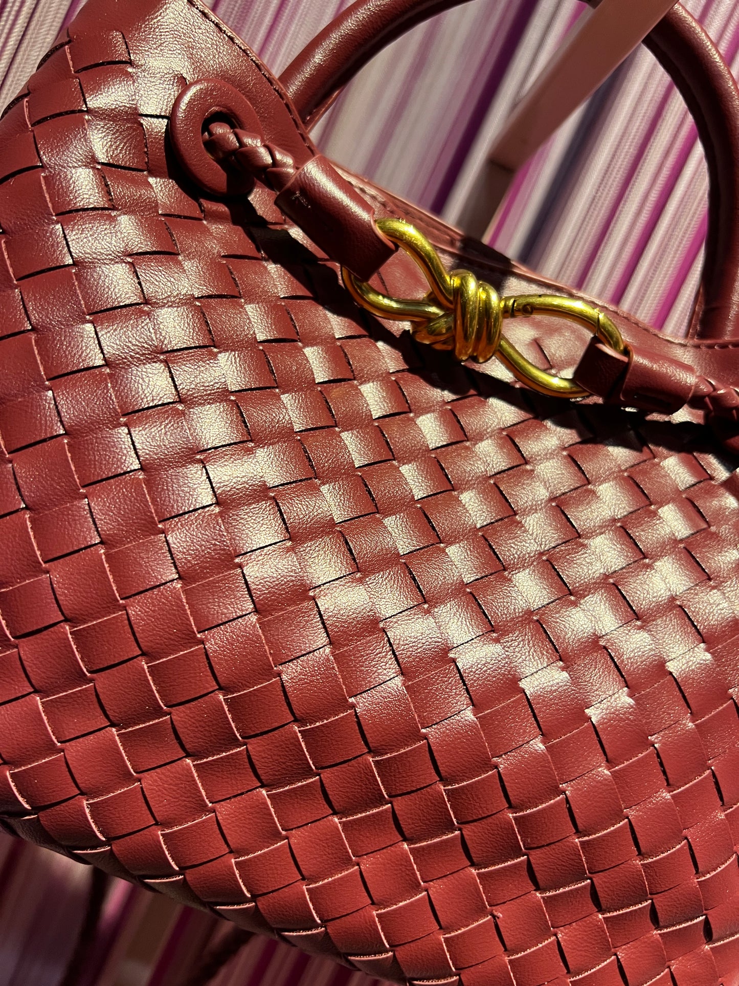 Borsa ecopelle burgundy con lavorazione ad intreccio e tracolla