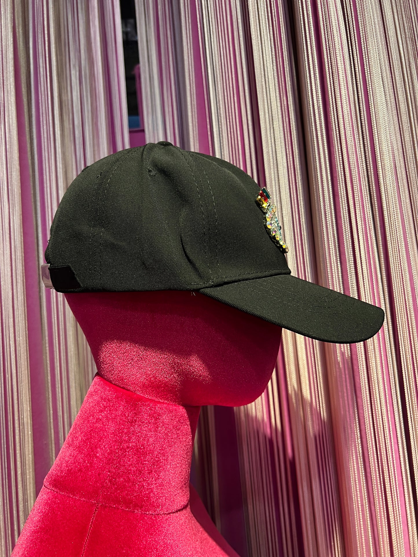 Cappello con visiera nero con applicazione