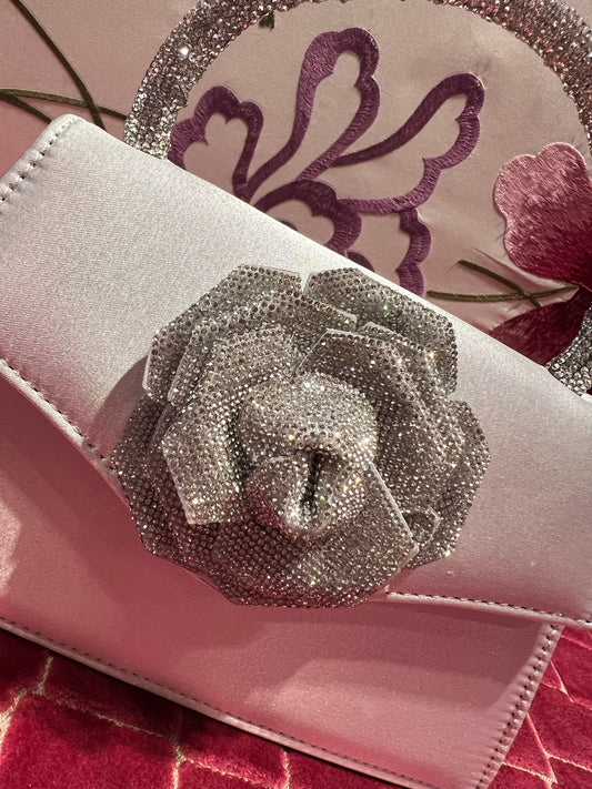 Borsa raso grigio perla con applicazione rosa cristalli e tracollina