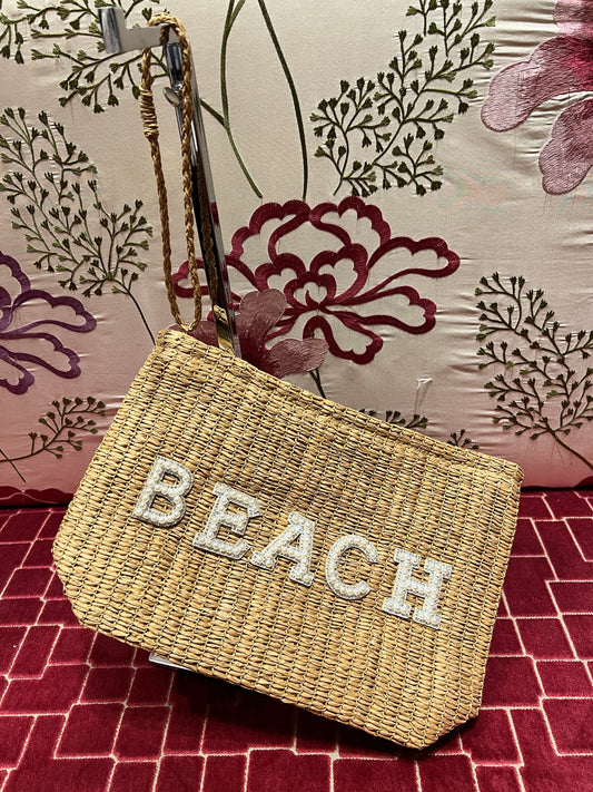 Pochette in paglia intrecciata con scritta “ Beach” perline