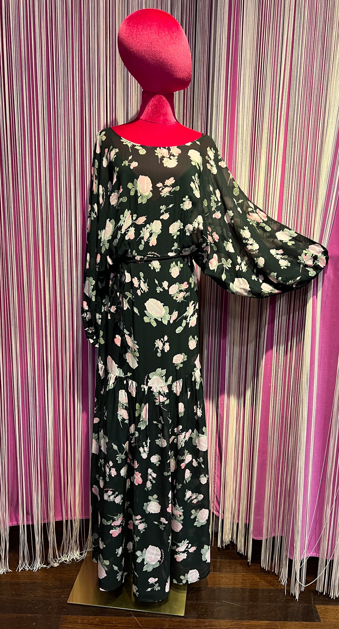 Ermanno Scervino abito lungo fantasia fondo nero con rose rosa manica baloon