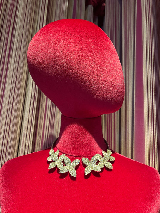 Choker argentato con fiori strass
