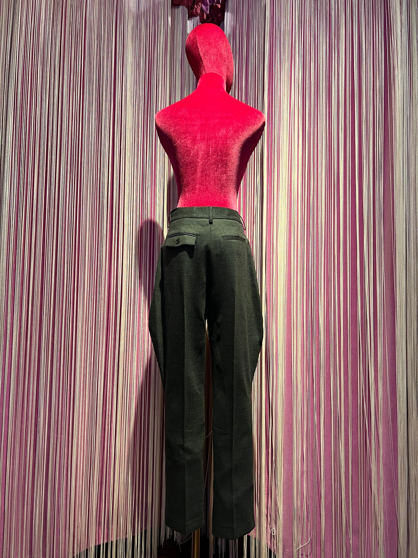 Semicouture pantalone in flanella modello svasato sui fianchi con fondo stretto