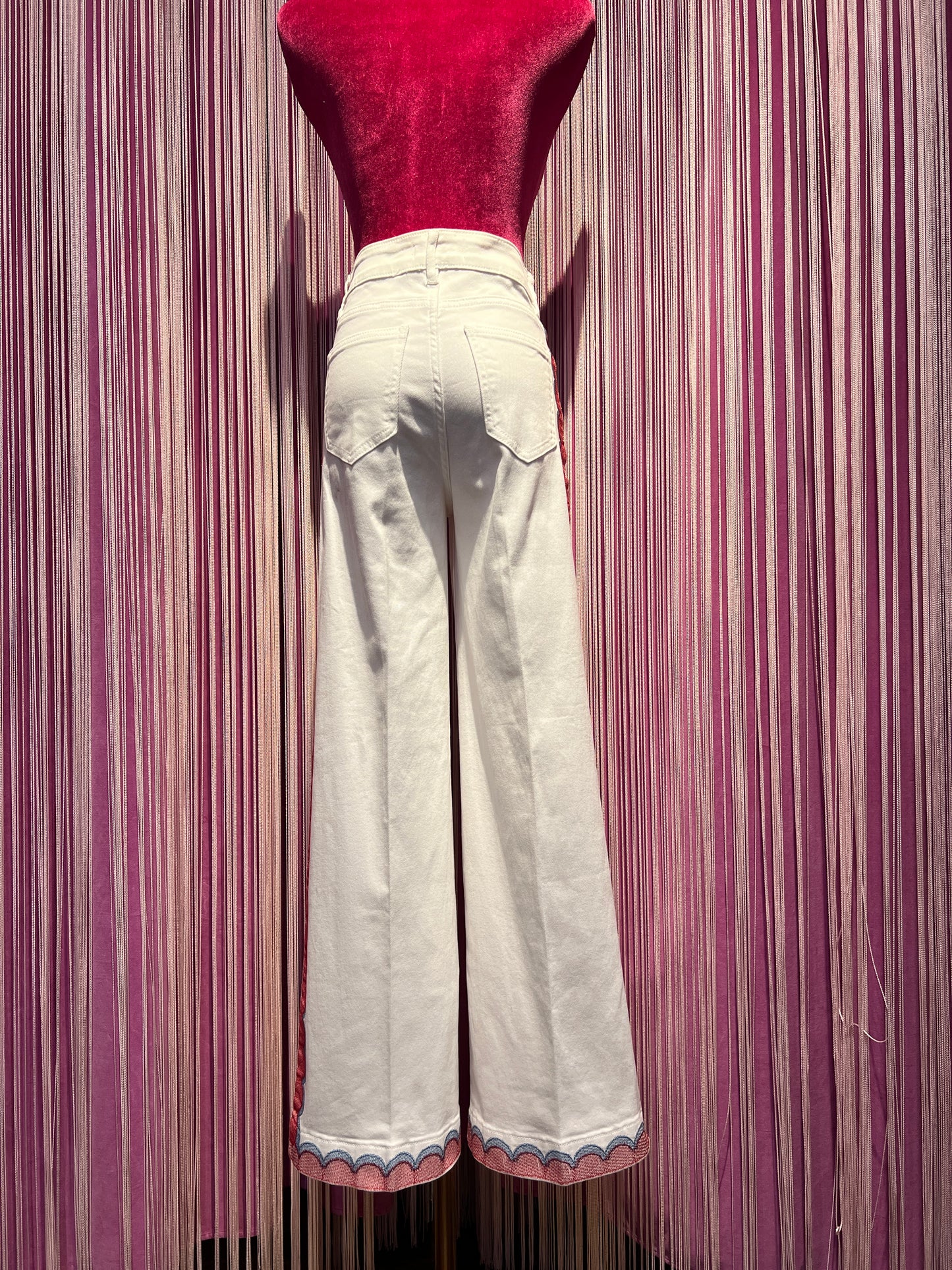 Mon amour Paris pantalone jeans denim bianco con bordo laterale decorato e ricamo sole stilizzato(Le taglie dei capi sono espresse in formato internazionale (S, M, L, XL…) e accompagnate dalla corrispondente taglia francese indicata in etichetta.