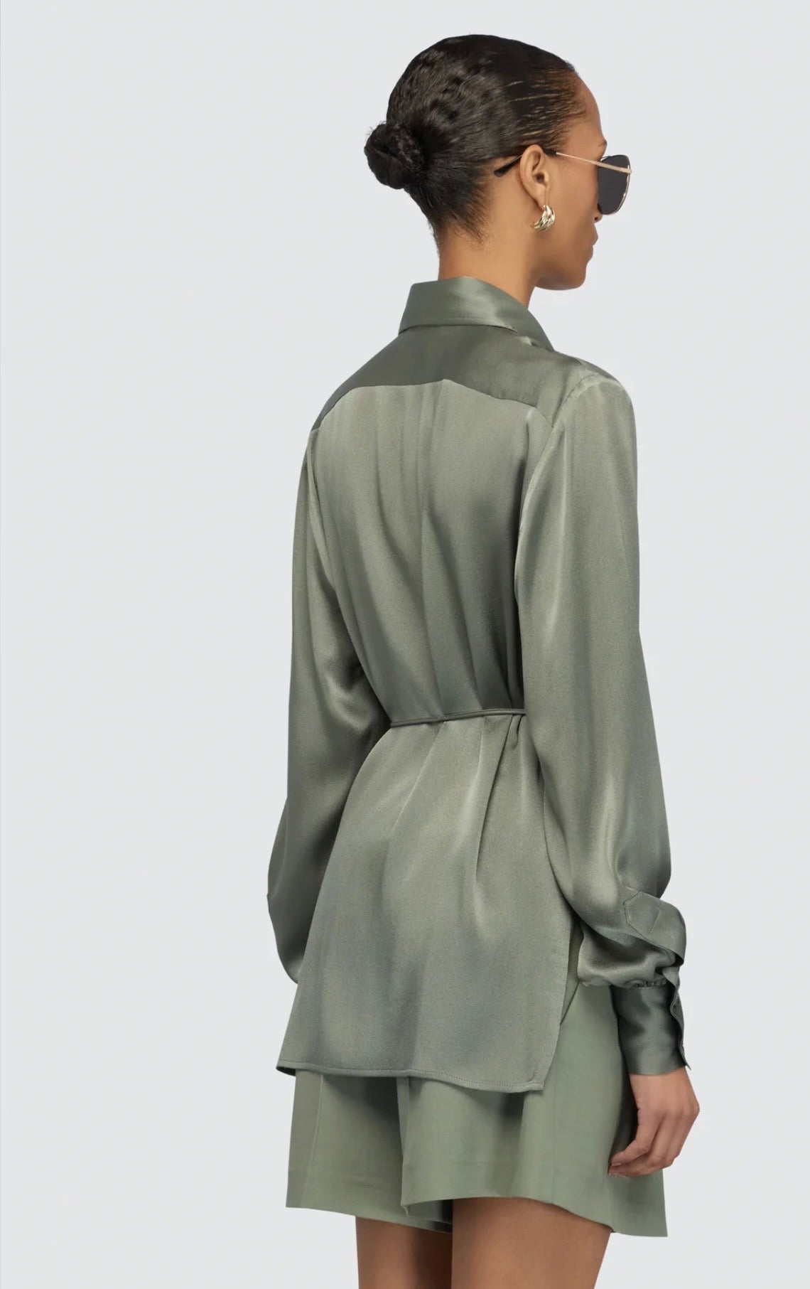 Semicouture camicia in raso verde con apertura sui lati e cintina