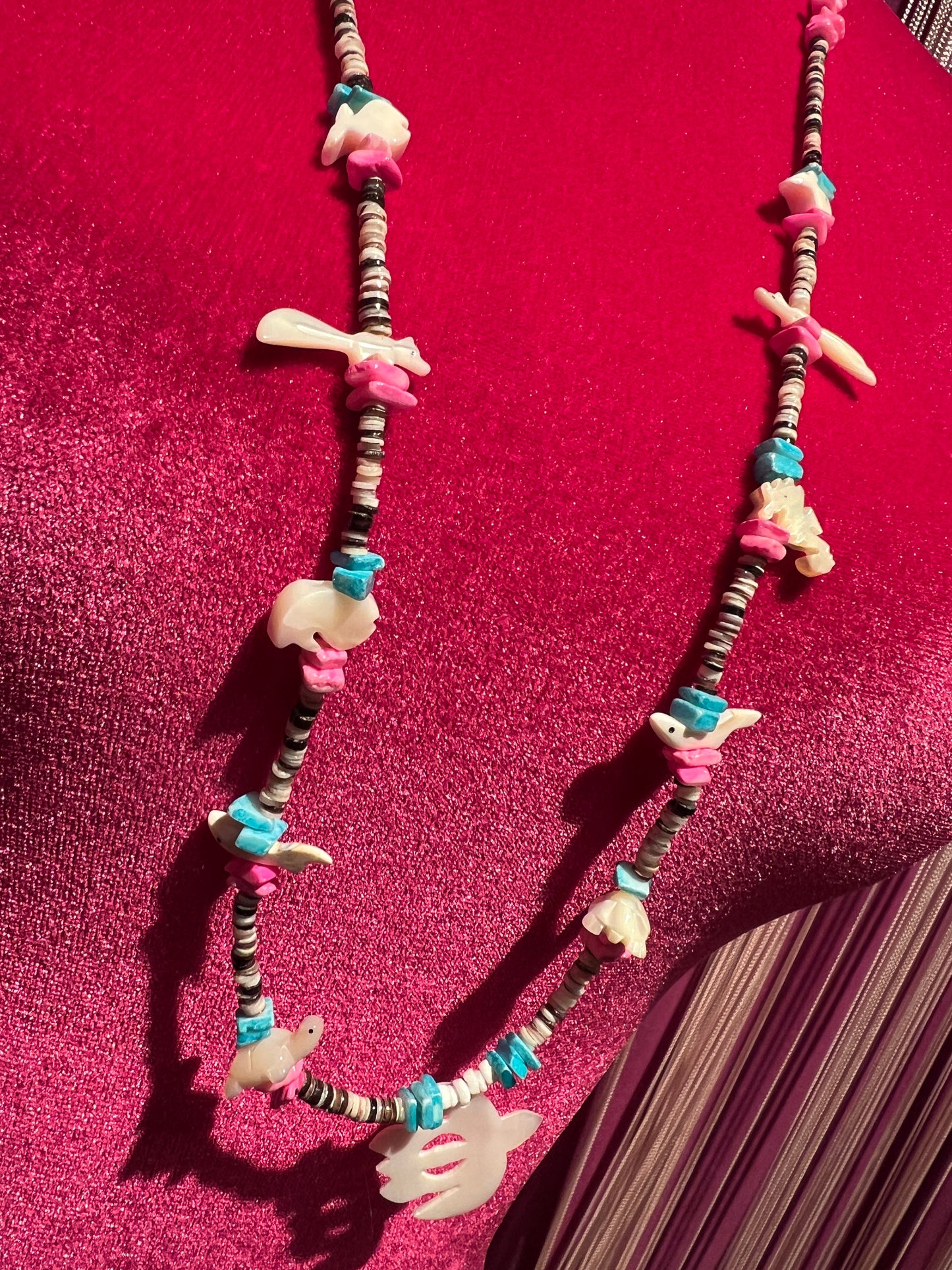 Collana con ciondoli animali madreperla e pietre dure rosa e turchesi
