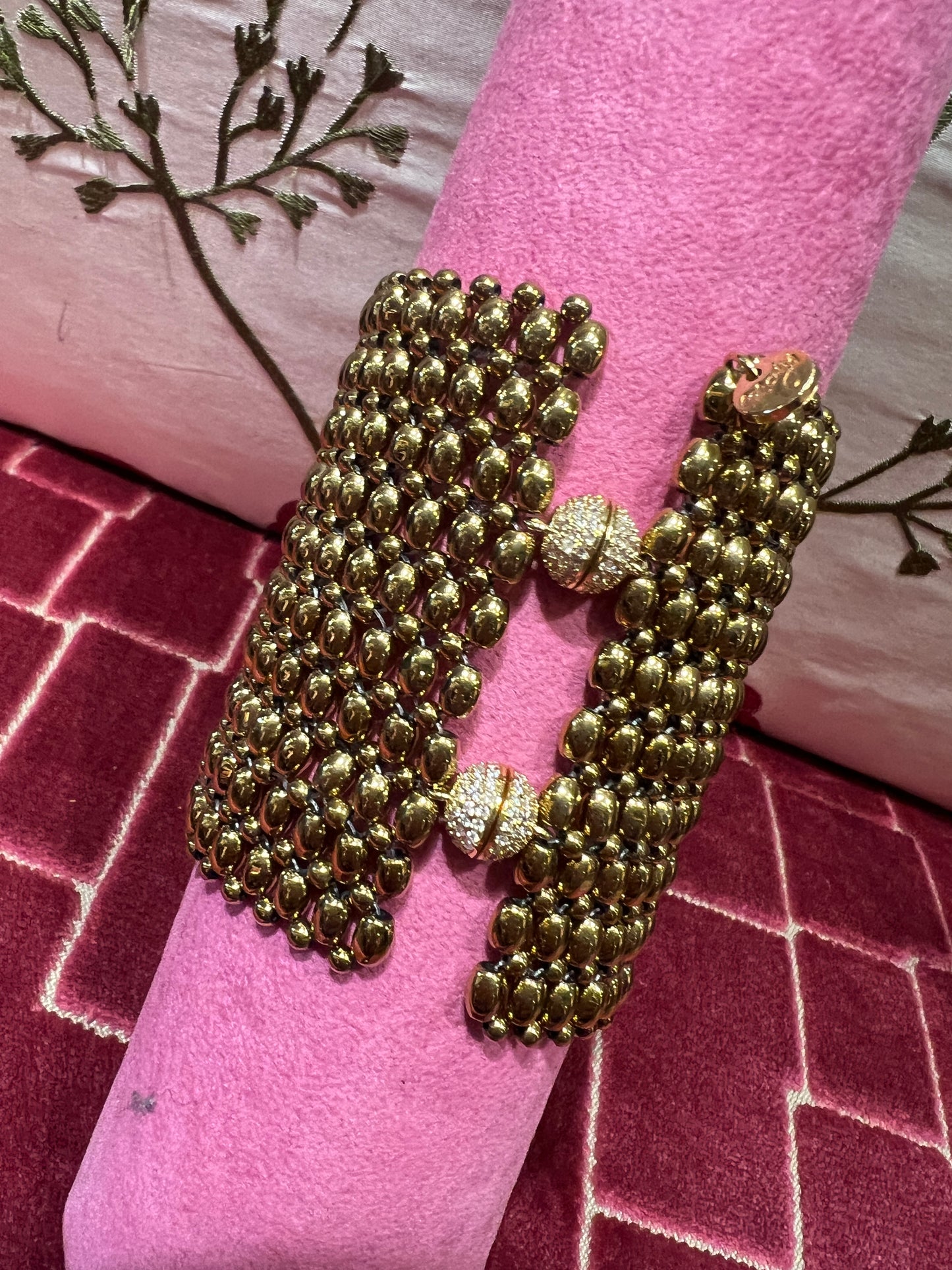 Manuela Ajo bracciale maglia metallica di perline colore oro con chiusura magnetica