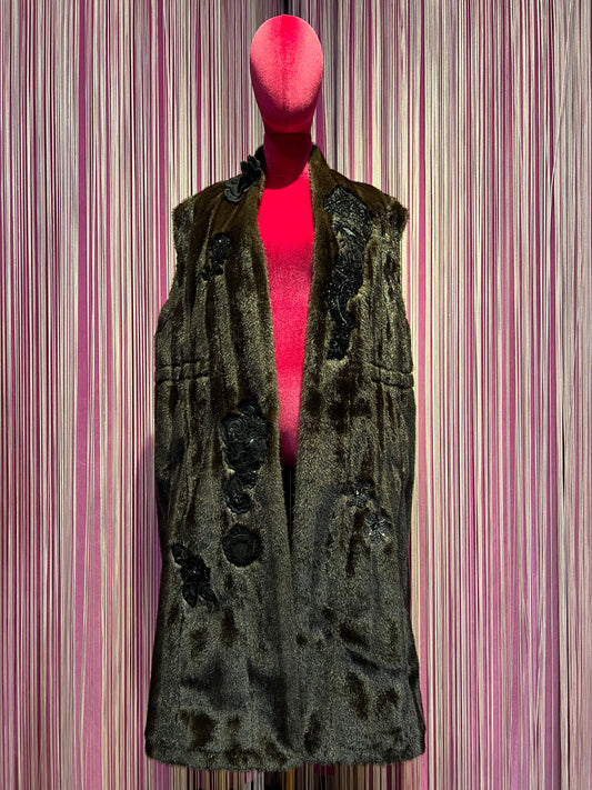 ABpink 🩷 gilet eco visone con spilla fiore in tessuto e patch fiori e ramage in cristalli e paillettes