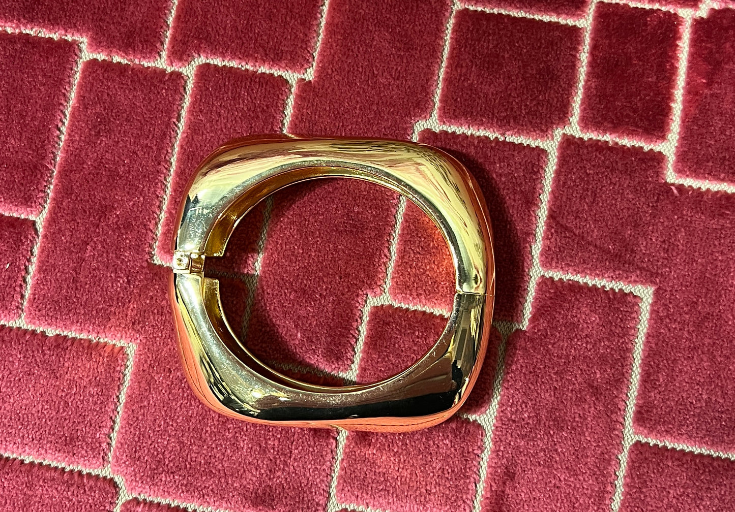 Bracciale liscio oro quadrato con chiusura a molla