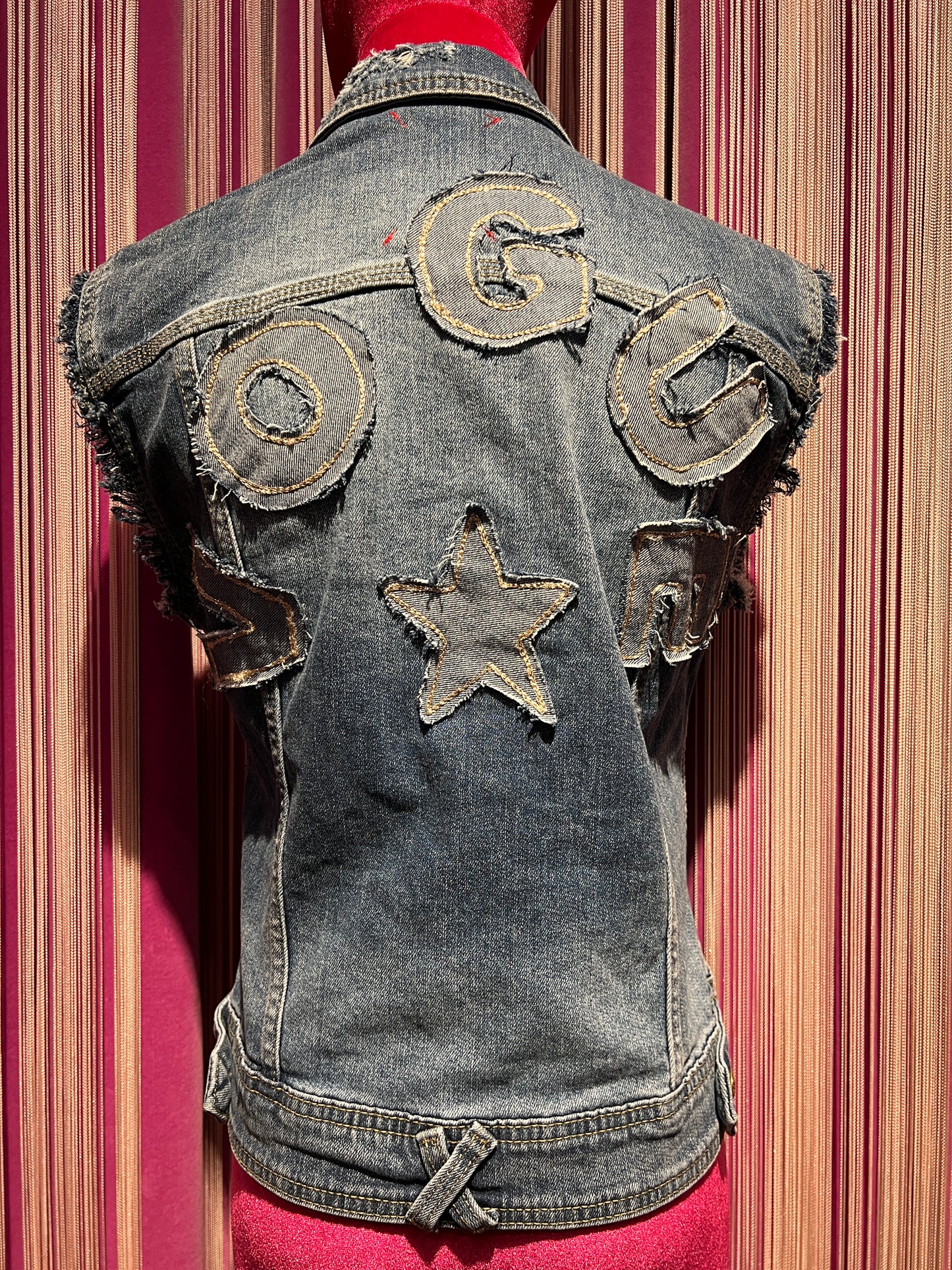 History Repeats gilet jeans con applicazione stelle e cuori scritta dietro Vogue