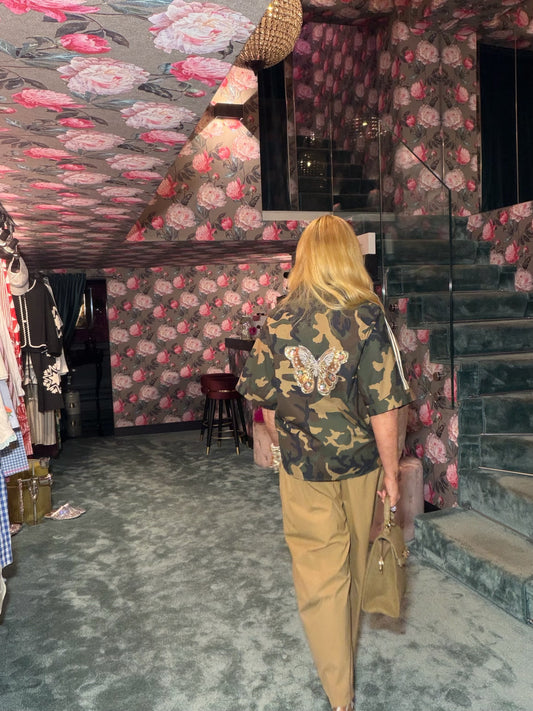 Mon amour Paris completo camicia camouflage con applicazione farfalla paillettes dietro e pantalone largo con elastico in vita