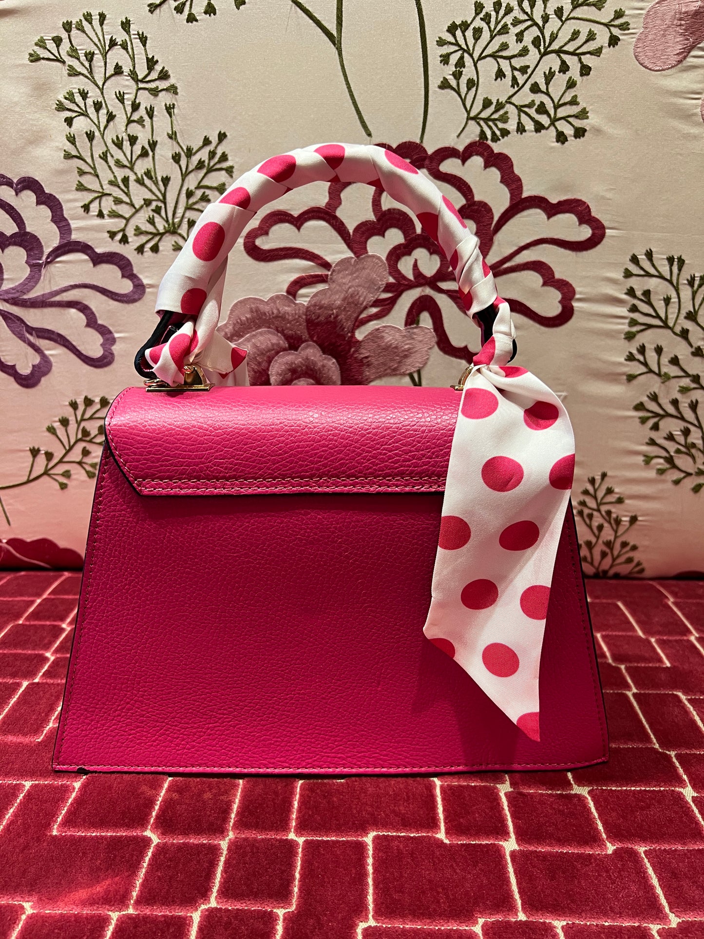 Borsa fucsia -50%dipinta a mano scritta “Ain’t” con tracollina