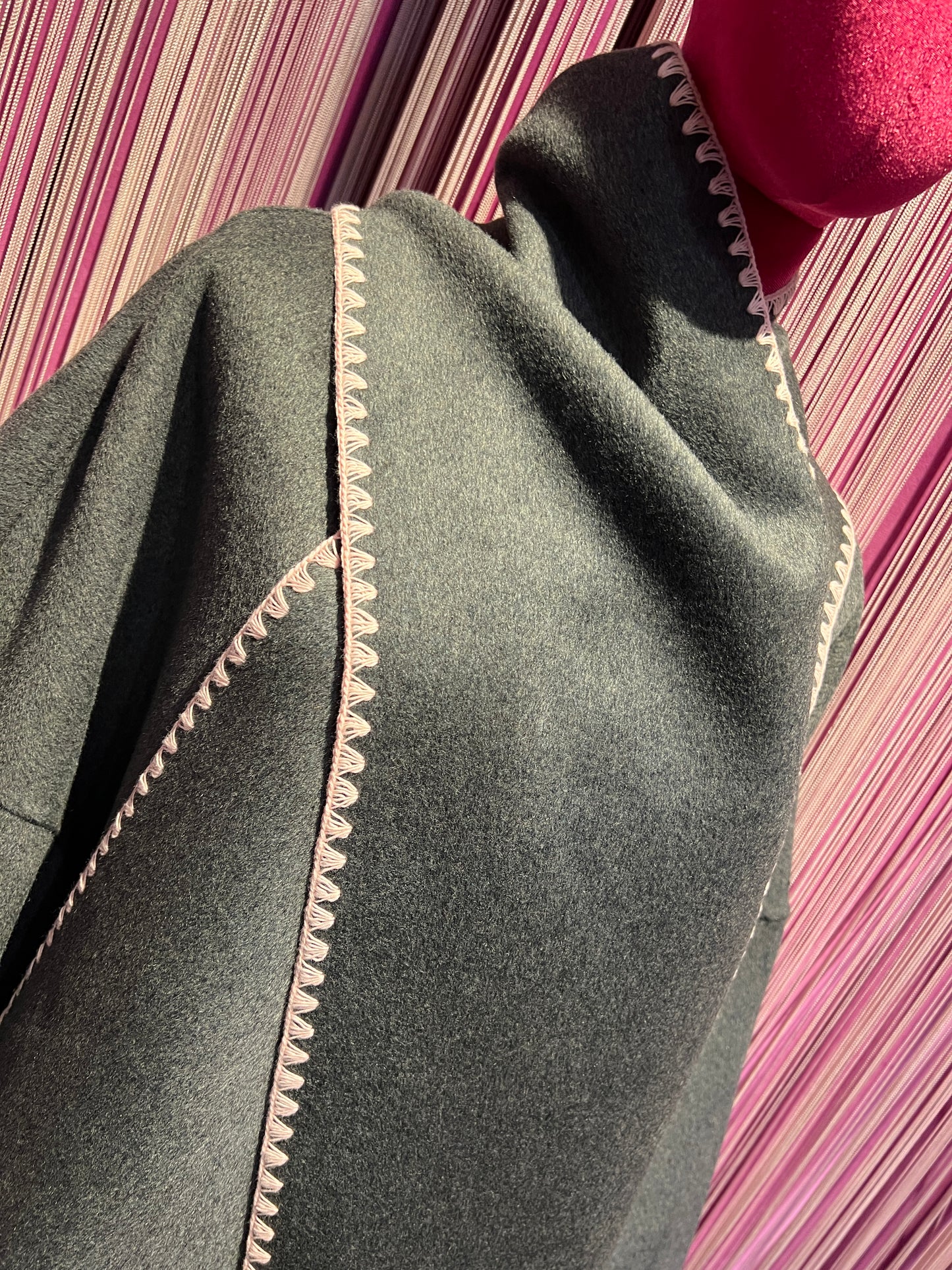 Sincere Paris cappotto con sciarpa rimovibile grigio scuro con bordi rosa e celesti