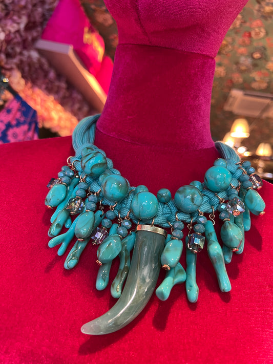 Collana girocollo cordino turchese con corno e coralli