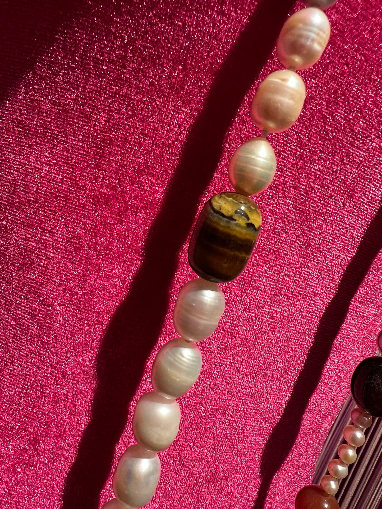 Collana pietre dure con elementi cilindrici occhio di tigre e perle barocche