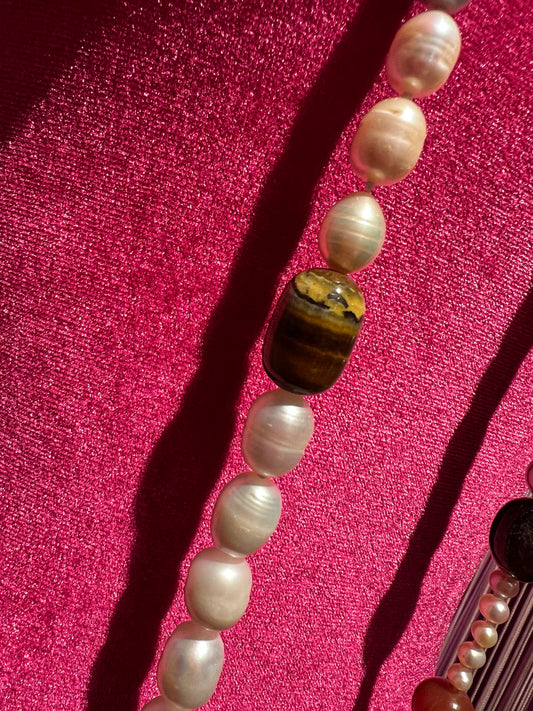 Collana pietre dure con elementi cilindrici occhio di tigre e perle barocche
