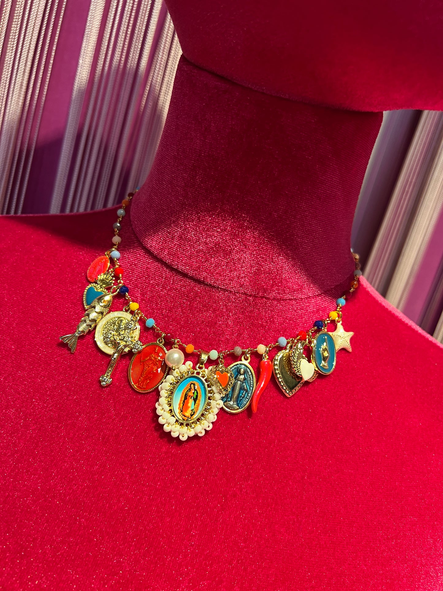 Principessa Glam collana girocollo perline multicolor cornetto rosso immagine perline bianche