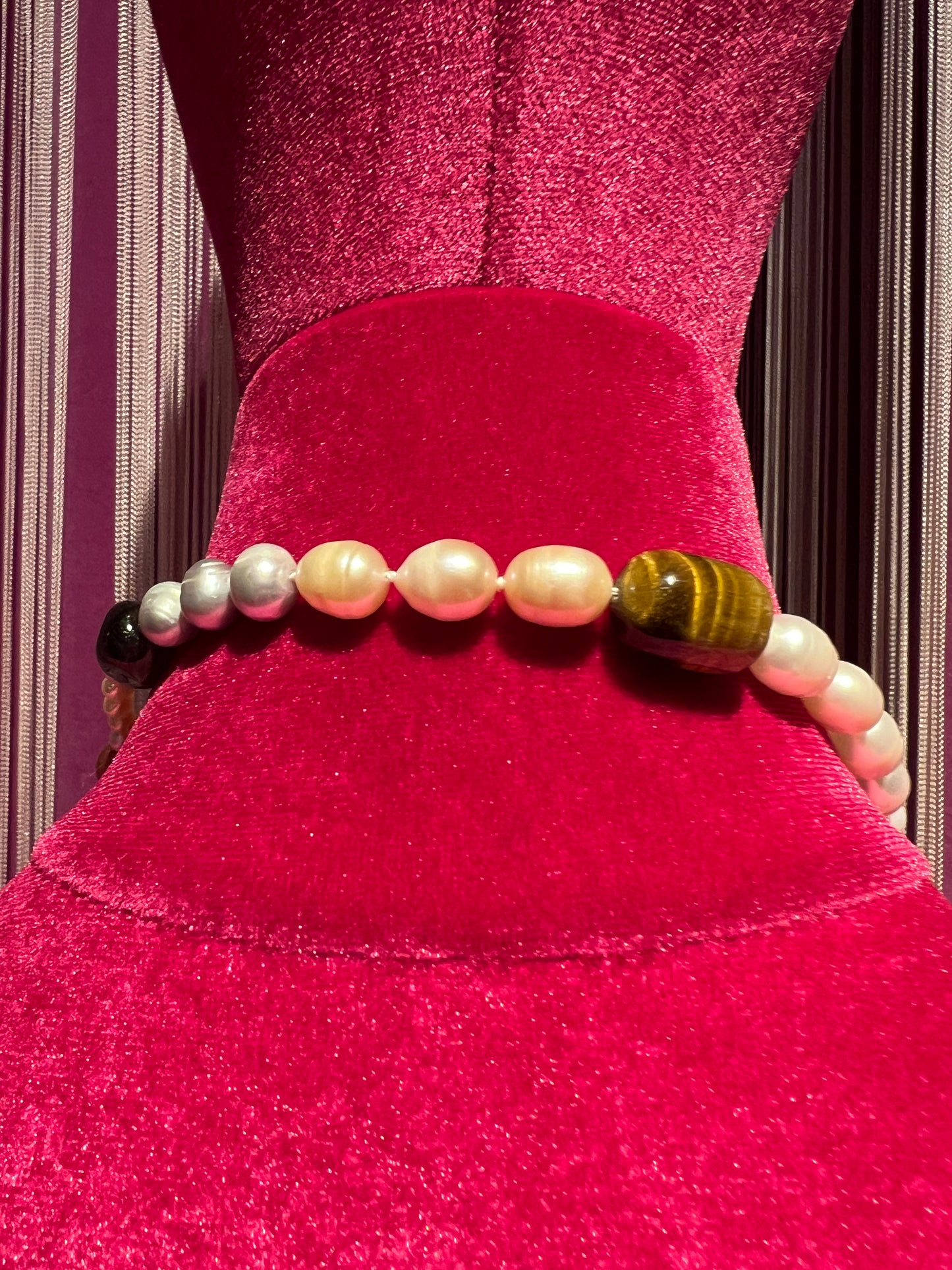 Collana pietre dure con elementi cilindrici occhio di tigre e perle barocche